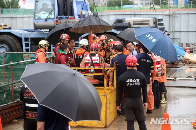 【서울=뉴시스】김선웅 기자 = 중부지방에 갑작스러운 폭우가 내린 31일 오전 서울 양천구 목동 빗물펌프장에서 작업자 3명이 고립되는 사고가 발생, 소방관계자들이 구조작업을 펼치고 있다. 작업자 1명은 사망한 것으로 알려졌다. 2019.07.31.&nbsp; mangusta@newsis.com