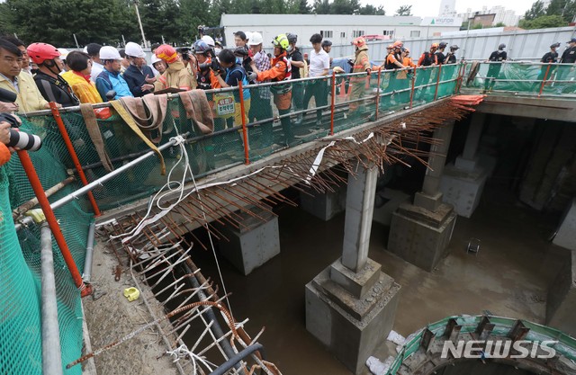【서울=뉴시스】김선웅 기자 = 중부지방에 갑작스러운 폭우가 내린 31일 서울 양천구 목동 빗물펌프장에서 작업자 3명이 고립되는 사고가 발생했다.&nbsp; 진영 행정안전부 장관과 박원순 서울시장이 현장을 찾아 구조 상황을 점검하고 있다. 2019.07.31.&nbsp; mangusta@newsis.com