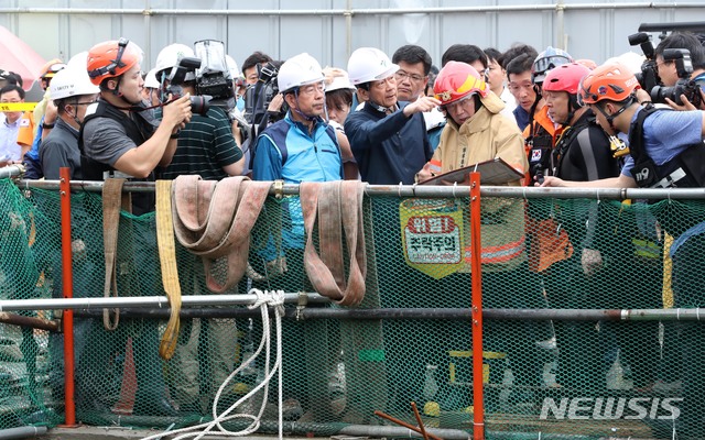 【서울=뉴시스】김선웅 기자 = 중부지방에 갑작스러운 폭우가 내린 31일 서울 양천구 목동 빗물펌프장에서 작업자 3명이 고립되는 사고가 발생, 현장을 찾은 진영 행정안전부 장관과 박원순 서울시장이 소방관계자에게 브리핑을 듣고 있다. 2019.07.31.&nbsp; photo@newsis.com 