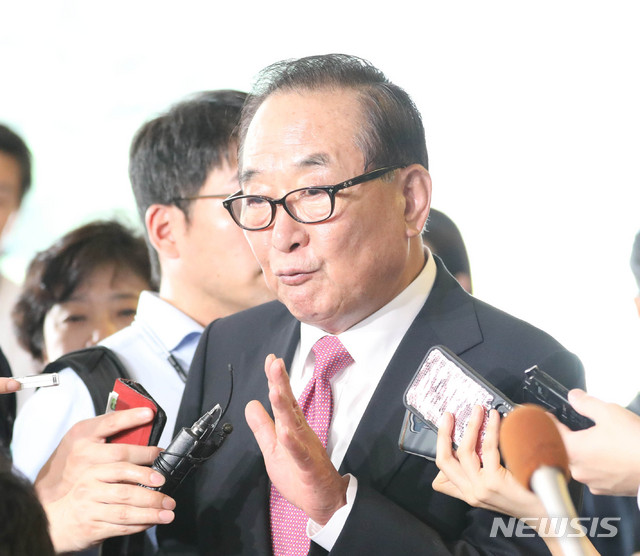 【도쿄(일본)=뉴시스】 전진환 기자 = 일본의 보복성 수출규제 철회 요구를 위한 입장 전달을 위해 일본을 방문한 여야 방일의원단의 단장 서청원 무소속 의원이 31일 오후 일본 도쿄의 호텔 뉴 오타니 도쿄 가든타워 호텔에서 일한의원연맹 누카가 후쿠시로 회장과의 면담을 마치고 나와 한일 기자들과 인터뷰하고 있다. 2019.07.31.&nbsp; amin2@newsis.com