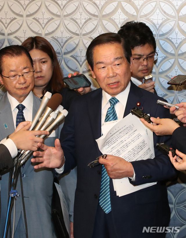 [도쿄(일본)=뉴시스] 전진환 기자 = 일한의원연맹 회장인 자민당 누카가 후쿠시로 의원이 지난 2019년 7월31일 오후 도쿄의 호텔 뉴오타니 도쿄 가든타워에서 국회 방일 한국 의원들과 회동 후 기자회견을 하고 있다. 2022.04.05. amin2@newsis.com