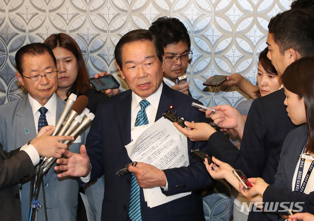 【도쿄(일본)=뉴시스】 전진환 기자 = 일한의원연맹 회장인 자민당 누카가 후쿠시로 의원이 31일 오후 도쿄의 호텔 뉴오타니 도쿄 가든타워에서 국회 방일의원단장 서청원 무소속 의원 및 여야 의원들과 회동 후 기자회견을 하고 있다. 2019.7.31 amin2@newsis.com