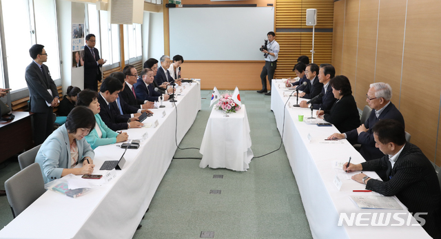【도쿄(일본)=뉴시스】 전진환 기자 = 일본의 보복성 수출규제 철회 요구를 위한 입장 전달을 위해 서청원 의원을 단장으로 하는 여야 방일의원단이 31일 오후 일본 공동여당인 공명당사를 찾아 야마구치 나쓰오 당 대표 등과 간담회를 하고 있다. 2019.07.31.&nbsp; amin2@newsis.com