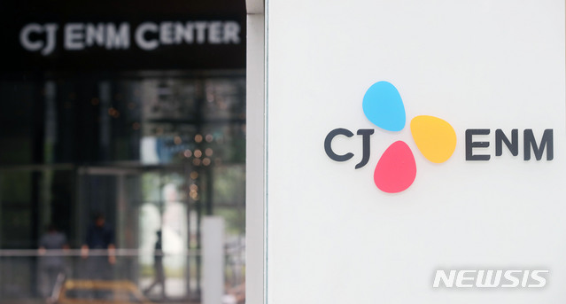 【서울=뉴시스】박미소 기자 = 31일 서울지방경찰청 사이버수사대가 CJ ENM '프로듀스 엑스(X) 101' 사무실을 압수수색했다. 경찰은 '프로듀스X101'의 투표조작 의혹으로 지난 26일 엠넷 측의 수사 의뢰서를 접수받아 내사에 착수했다.&nbsp; 서울경찰청 사이버수사대는 이날 "오디션프로그램 프로듀스X101 사건과 관련해 오전 CJ ENM 사무실과 문자투표 데이터 보관업체 등에 대한 압수수색을 실시했다"고 밝혔다. 사진은 31일 오후 서울 마포구 CJ ENM 사옥의 모습. 2019.07.31.&nbsp; misocamera@newsis.com