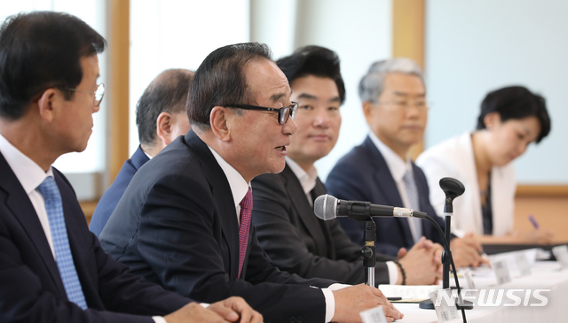 【도쿄(일본)=뉴시스】 전진환 기자 = 일본의 보복성 수출규제 철회 요구를 위한 입장 전달을 위해 서청원 의원을 단장으로 하는 여야 방일의원단이 31일 오후 일본 공동여단인 공명당사를 찾아 야마구치 나쓰오 당 대표 등과 간담회를 하고 있다. 2019.07.31.&nbsp; amin2@newsis.com