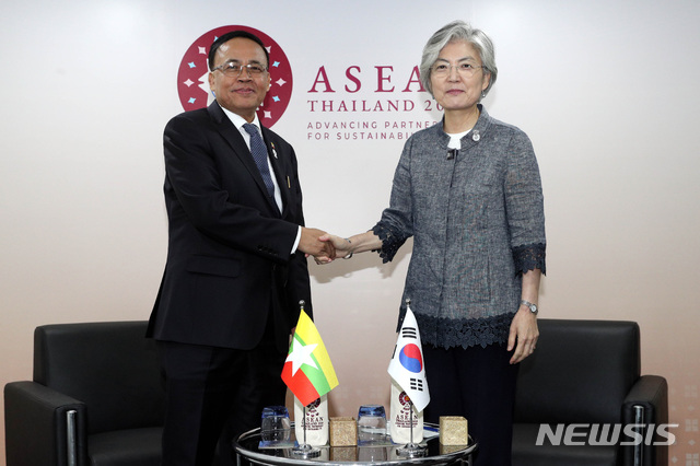 【방콕(태국)=뉴시스】최동준 기자 = 아세안지역안보포럼(ARF) 등 동남아시아국가연합(ASEAN) 관련 외교장관회의에 참석하기 위해 31일 오후(현지시간) 태국 방콕에 도착한 강경화 장관이 센터라 그랜드호텔에서 열린 한-미얀마 양자회담에서 쪼 띤 미얀마 국제협력장관과 악수하고 있다. 2019.07.31. photo@newsis.com