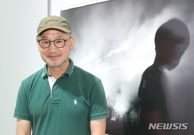 【서울=뉴시스】조수정 기자 = 사진작가 이갑철이 30일 오후 서울 종로구 효자동 더레퍼런스에서 열린 '충돌과 반동' 사진전 및 개정신판 출간 북토크에서 포즈를 취하고 있다. 2019.07.31. chocrystal@newsis.com