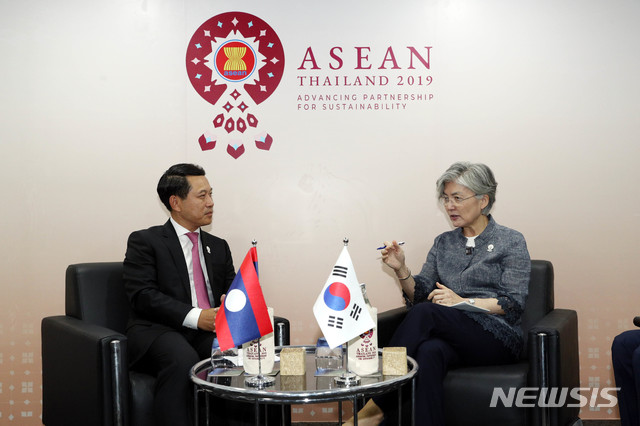 【방콕(태국)=뉴시스】최동준 기자 = 아세안지역안보포럼(ARF) 등 동남아시아국가연합(ASEAN) 관련 외교장관회의에 참석하기 위해 31일 오후(현지시간) 태국 방콕에 도착한 강경화 장관이 센타라 그랜드호텔에서 살름싸이 꼼마싯 라오스 외교장관과 양자회담을 하고 있다. 2019.07.31. photo@newsis.com