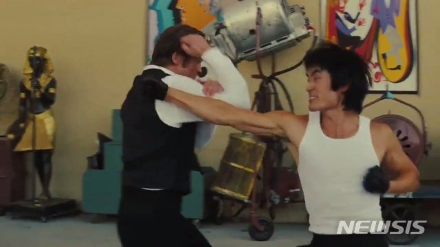 브래드 피트(왼쪽)와 마이크 모, 영화 '원스 어폰 어 타임 인 할리우드' 