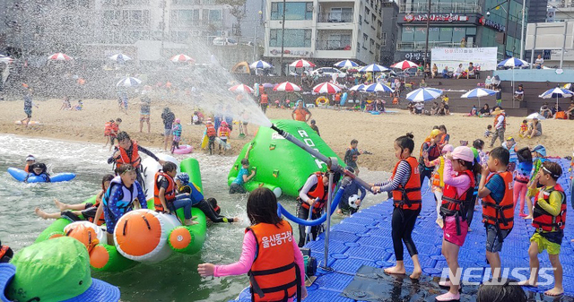 【울산=뉴시스】안정섭 기자 = 지난 7월 1일부터 이달 5일까지 울산 119시민수상구조대가 해수욕장 등 주요 물놀이 장소에서 활동한 결과 물놀이 사망사고가 단 1건도 발생하지 않았다. 사진은 울산 동구 남진 바다물놀이장 전경. 2019.09.12. (사진=울산 동구 제공) photo@newsis.com