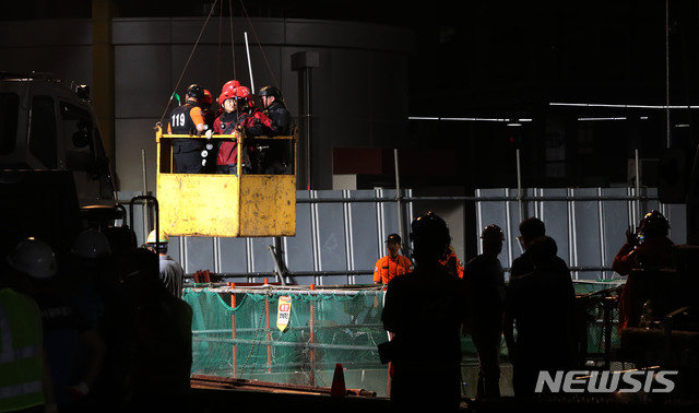 【서울=뉴시스】 홍효식 기자 = 갑작스런 폭우로 목동 빗물펌프장에서 일하던 3명이 고립된 서울 양천구 목동 빗물펌프장 현장에서 소방 관계자들이 1일 오전 수색 및 구조작업을 벌이고 있다. 고립된 3명은 결국 모두 사망했다. 2019.08.01. yesphoto@newsis.com