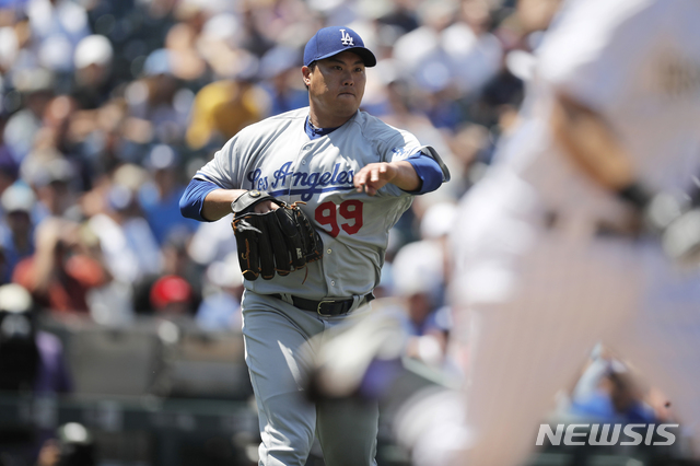  【덴버=AP/뉴시스】LA 다저스 선발 투수 류현진이 7월 31일(현지시간) 미 콜로라도주 덴버의 쿠어스필드에서 열린 2019 메이저리그 콜로라도 로키스와의 경기에서 3회 수비하고 있다.&nbsp; 류현진은 6이닝 3피안타 1볼넷 1탈삼진으로 무실점 역투했으나 타선의 지원을 받지 못해 0-0 상황에서 마운드를 내주며 승수를 쌓진 못했다. 2019.08.01.&nbsp; 
