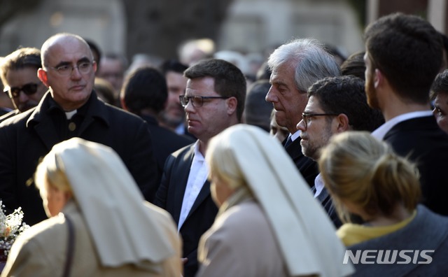 【몬테비데오=AP/뉴시스】7월31일(현지시간) 타바레 바스케스(오른쪽 세 번째) 우루과이 대통령과 가족이 몬테비데오에서 열린 부인 마리아 아우실리아도라 델가도 여사의 장례식에 참석하고 있다. 공무원 출신인 델가도 여사는 이날 새벽 심장마비로 82세의 일기로 사망했으며 지난 1964년 바스케스 대통령과 결혼해 3명의 자녀를 뒀다. 2019.08.01.
