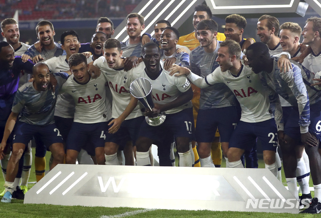 【뮌헨=AP/뉴시스】손흥민(뒷줄 왼쪽 세 번째)를 비롯한 토트넘 홋스퍼 선수들이 지난 2019년 7월31일(현지시간) 독일 뮌헨의 알리안츠 아레나에서 막을 내린 바이에른 뮌헨과의 2019 아우디컵 결승에서 우승, 트로피를 들고 환호하고 있다. 토트넘은 뮌헨과 2-2로 비긴 뒤, 승부차기 끝에 6-5로 승리하며 우승했다. 손흥민은 후반 교체 투입돼 45분을 소화했고 승부차기에서 네 번째 키커로 나서 침착하게 성공하며 우승에 기여했다. 2019.08.01.