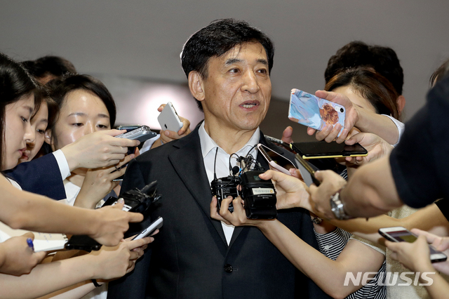 【서울=뉴시스】김병문 기자 = 미국 연방준비제도(Fed·연준)가 10년 7개월 만에 기준금리를 내린 가운데 이주열 한국은행 총재가 1일 오전 서울 중구 한국은행 본관에서 취재진의 질문에 답변하고 있다. 2019.08.01.&nbsp; dadazon@newsis.com