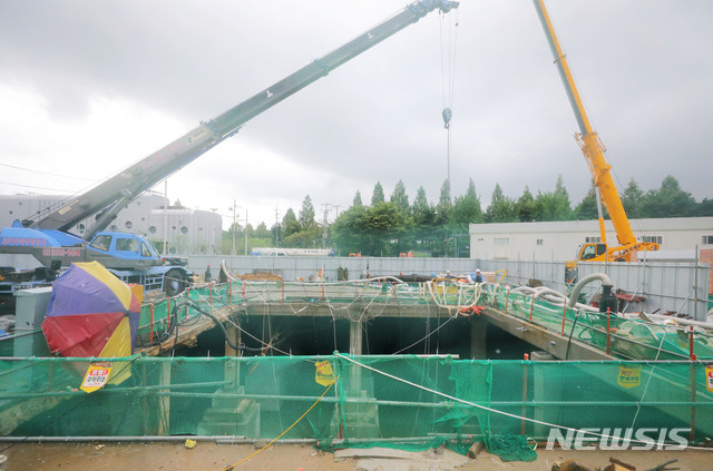 【서울=뉴시스】배훈식 기자 = 폭우로 빗물펌프장에 고립됐던 작업자 중 실종자 2명의 시신이 발견된 1일 오전 서울 양천구 목동 빗물펌프장에서 작업자들이 사고 현장을 수습하고 있다. 소방당국은 이날 오전 각각 5시42분과 47분께 실종됐던 협력업체 소속 미얀마 국적 M씨와 현대건설 소속 안 모씨의 시신을 발견, 수습했다. 2019.08.01.&nbsp; dahora83@newsis.com 