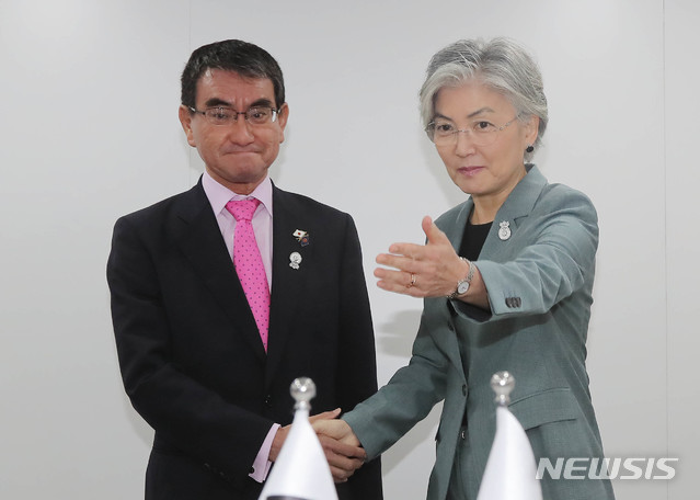 【방콕(태국)=뉴시스】최동준 기자 = 강경화 외교부 장관이 지난 1일 오전(현지시간) 태국 센타라 그랜드호텔에서 고노 다로 일본 외무상과 양자회담을 하기에 앞서 악수 하고 있다. 2019.08.19 photo@newsis.com