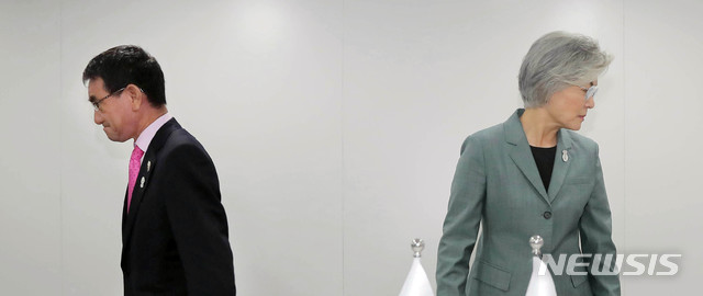 【방콕(태국)=뉴시스】최동준 기자 = 강경화 외교부 장관이 1일 오전 태국 센타라 그랜드호텔에서 고노 다로 일본 외무상과 양자회담을 하기에 앞서 악수한 뒤 자리로 향하고 있다. 2019.08.01.  photo@newsis.com