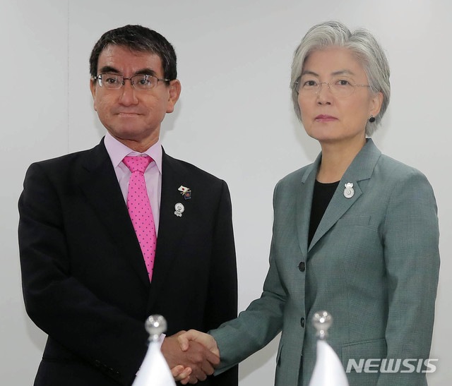 【방콕(태국)=뉴시스】최동준 기자 = 강경화 외교부 장관이 1일 오전 태국 센타라 그랜드호텔에서 고노 다로 일본 외무상과 양자회담을 하기에 앞서 악수하고 있다. 2019.08.01.&nbsp; photo@newsis.com