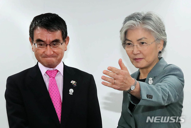 【방콕(태국)=뉴시스】최동준 기자 = 강경화 외교부 장관이 1일 오전(현지시간) 태국 센타라 그랜드호텔에서 고노 다로 일본 외무상과 양자회담을 하기에 앞서 악수 하고 있다. 2019.08.01.&nbsp; photo@newsis.com