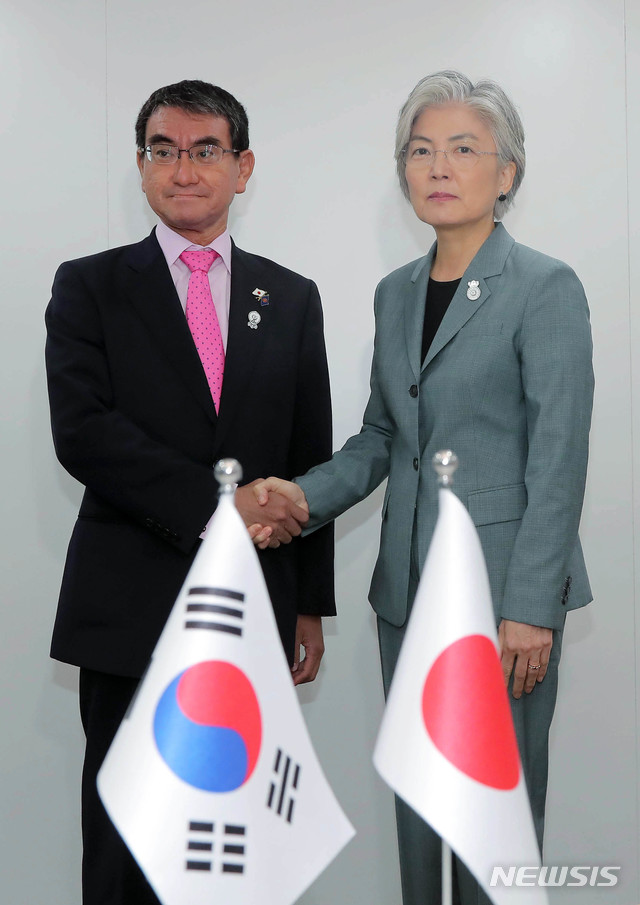 【방콕(태국)=뉴시스】최동준 기자 = 강경화 외교부 장관이 1일 오전(현지시간) 태국 센타라 그랜드호텔에서 고노 다로 일본 외무상과 양자회담에 앞서 악수를 하고 있다. 2019.08.01.&nbsp; photo@newsis.com