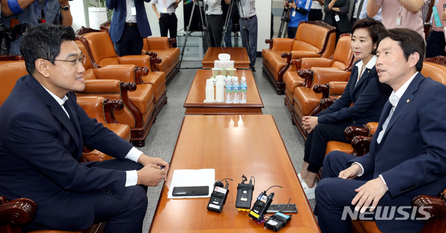 【서울=뉴시스】김병문 기자 = 지난 1일 오전 서울 여의도 국회 운영위원장실에서 더불어민주당 이인영(오른쪽부터), 자유한국당 나경원, 바른미래당 오신환 원내대표가 회동을 하고 있다. 2019.08.01. dadazon@newsis.com