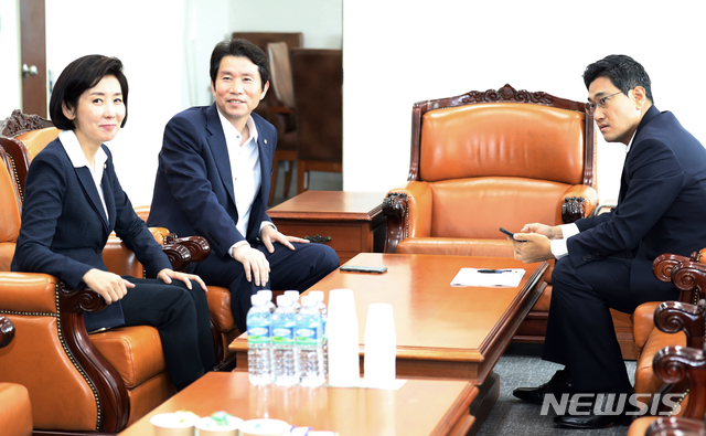 【서울=뉴시스】김병문 기자 = 1일 오전 서울 여의도 국회 운영위원장실에서 자유한국당 나경원(왼쪽부터), 더불어민주당 이인영, 바른미래당 오신환 원내대표가 회동을 하고 있다. 2019.08.01.&nbsp; dadazon@newsis.com 