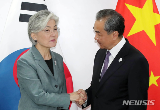 【방콕(태국)=뉴시스】최동준 기자 = 【방콕(태국)=뉴시스】최동준 기자 = 강경화 외교부 장관(왼쪽)과 왕이 중국 외교 담당 국무위원 겸 외교부장(오른쪽) 2019.08.20. photo@newsis.com