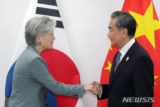 【방콕(태국)=뉴시스】최동준 기자 = 아세안지역안보포럼(ARF) 참석차 태국을 방문중인 강경화 외교부 장관과 왕이 중국 외교부장이 1일 오전(현지시간) 태국 방콕 센타라 그랜드 호텔에서 양자회담 전 악수하고 있다. 2019.08.01.&nbsp; photo@newsis.com