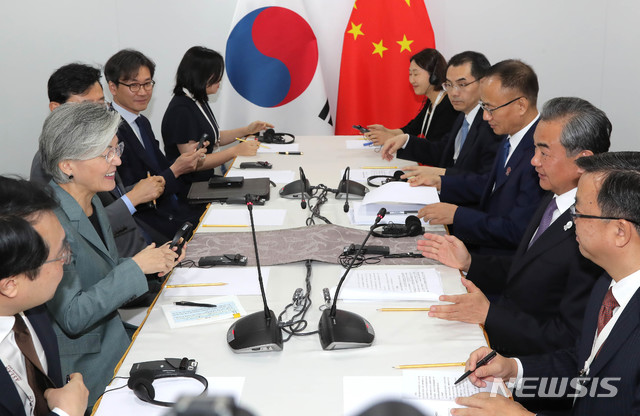 【방콕(태국)=뉴시스】최동준 기자 = 아세안지역안보포럼(ARF) 참석차 태국을 방문중인 강경화 외교부 장관과 왕이 중국 외교부장이 1일 오전(현지시간) 태국 방콕 센타라 그랜드 호텔에서 양자회담을 하고 있다. 2019.08.01.&nbsp; photo@newsis.com