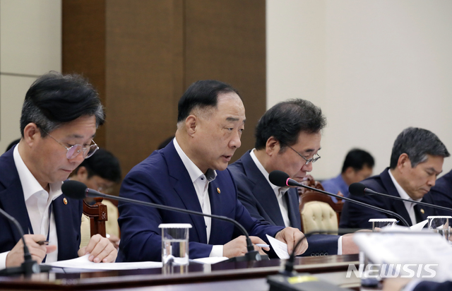 【서울=뉴시스】박진희 기자 = 홍남기 경제부총리가 1일 오전 청와대 여민관 소회의실에서 일본수출규제와 관련해 열린 관계 부처 장관 상황점검회의에서 발언하고 있다. 2019.08.01. (사진=청와대 제공)&nbsp; photo@newsis.com 