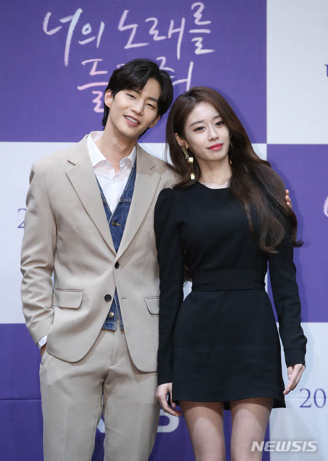 【서울=뉴시스】조수정 기자 = 배우 송재림(왼쪽), 가수 겸 배우 박지연이 1일 오후 서울 라마다신도림호텔에서 열린 KBS 2TV 월화극 '너의 노래를 들려줘' 제작발표회에서 포즈를 취하고 있다. '너의 노래를 들려줘'는 8월 5일 밤 10시 첫방송 된다. 2019.08.01. chocrystal@newsis.com