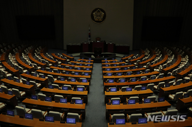 【서울=뉴시스】고승민 기자 = 추경과 민생법안 등 처리를 위한 국회 본회의가 1일 저녁 열리기로 한 가운데 이날 오후 국회 본회의장이 조용한 모습을 보이고 있다. 2019.08.01. kkssmm99@newsis.com