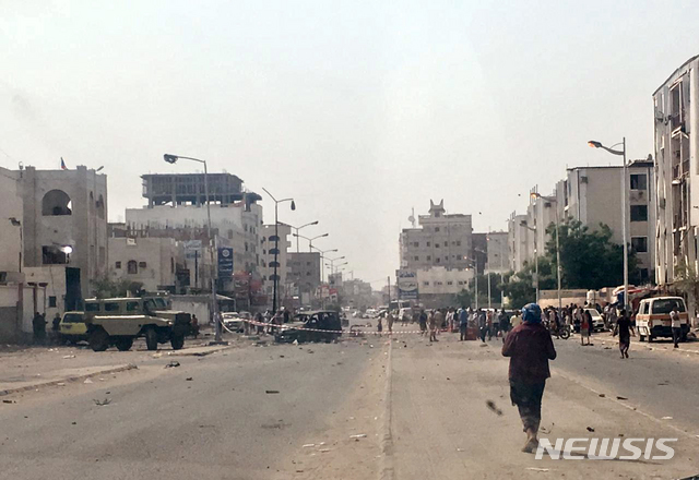 【아덴(예멘)=AP/뉴시스】1일(현지시간) 예멘의 남부 도시 아덴에서 폭탄 테러가 발생해 최소 40명이 사망했다. 사진은 보안 요원들이 이날 테러 이후 사고 현장에 모여들고 있는 모습이다. 2019.08.01