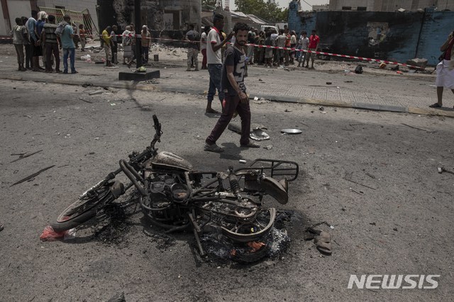 【아덴(예멘)=AP/뉴시스】1일(현지시간) 예멘 남부 항구도시 아덴의 정부군이 예멘 반군의 공격을 받아 도로에 오토바이 한 대가 파괴돼 있다.이날 예멘 반군이 아덴의 알잘라 기지에서 군사 행진을 하던 정부군을 향해 무인기(드론)와 중거리 미사일 등으로 공격해 50명 이상의 사상자가 발생했다고 현지 관계자가 밝혔다. 2019.08.01.