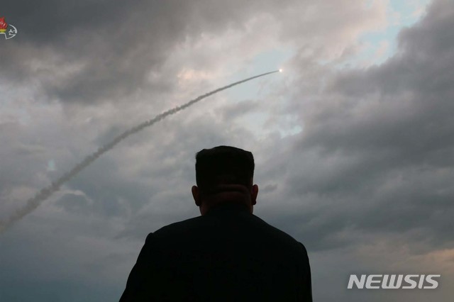 【서울=뉴시스】 김정은 국무위원장의 지도 하에 북한이 지난달 31일 신형 대구경조종방사포 시험사격을 했다고 조선중앙TV가 1일 보도하고 있다. 2019.08.01. (사진=조선중앙TV 캡쳐)&nbsp; photo@newsis.com 