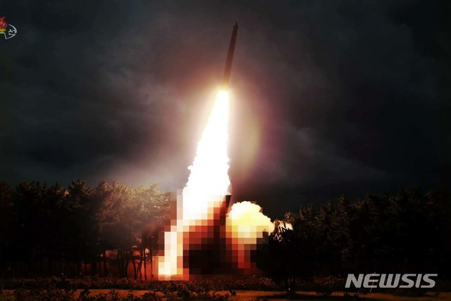 【서울=뉴시스】 김정은 국무위원장의 지도 하에 북한이 지난달 31일 신형 대구경조종방사포 시험사격을 했다고 조선중앙TV가 1일 보도하고 있다. 2019.08.01. (사진=조선중앙TV 캡쳐)&nbsp; photo@newsis.com 