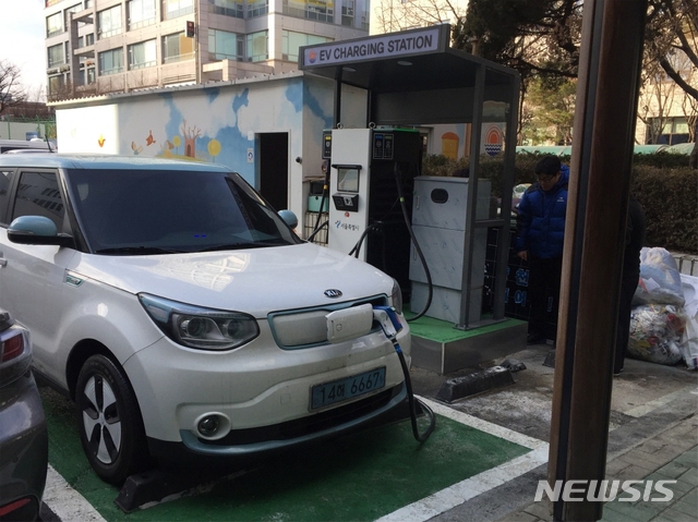 【서울=뉴시스】 양천구청 전기차충전시설에서 충전모습. 2019.08.02. (사진=양천구 제공)