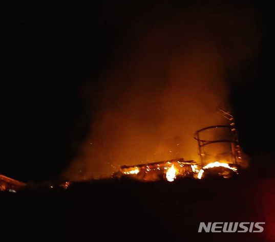 【춘천=뉴시스】 2일 오전 춘천 양계장에서 불이 나 화염이 보인다. (사진=춘천소방서 제공)