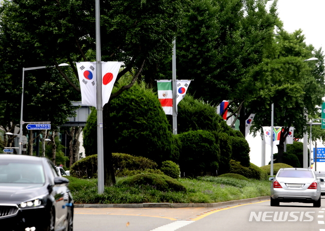 【서울=뉴시스】 강남구 영동대로에 걸린 일장기. 2019.08.02. (사진=강남구 제공)