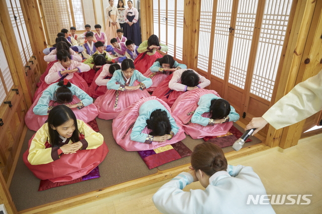 【서울=뉴시스】 종로구 한복 예절 배우기. 2019.08.02. (사진=종로구 제공)