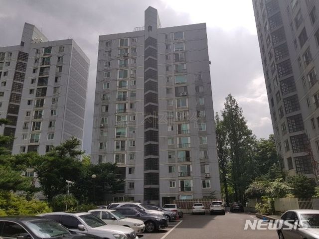 【서울=뉴시스】김가윤 기자 = 서울 송파구 방이동 89 올림픽선수기자촌 321동 1101호가 경매에 나왔다. 1988년 6월 준공된 122개동 5540세대 대단지로 해당 물건은 14층 중 11층이다. 전용면적은 100㎡다. 2019.08.05 (제공=지지옥션)&nbsp; yoon@newsis.com