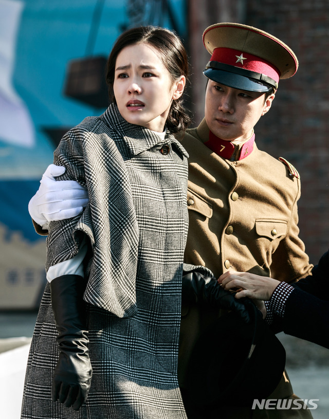 항일운동 현장을 아쉬워하며 탈출하는 영화 '덕혜옹주' 속 덕혜옹. 역사적 사실과 반대된다.