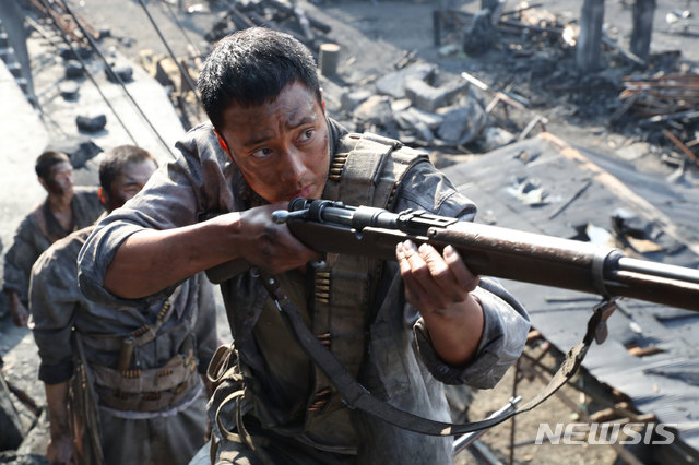 영화 '군함도'에서 최칠성(소지섭)이 일본군에 대항해 조선인 노동자들의 탈출을 선도하는 장면. 역사적으로는 허구다.