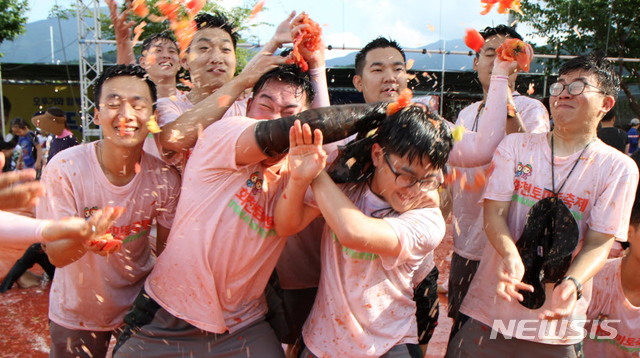 【화천=뉴시스】한윤식 기자 = 강원 화천 토마토축제 둘째날인 2일 오후 화천군 사내면 사창리 일원에서 군 장병들이 축제를 즐기고 있다. 2019.08.02.&nbsp;&nbsp;&nbsp;&nbsp;&nbsp;&nbsp; ysh@newsis.com 