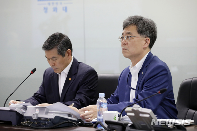 【서울=뉴시스】전신 기자 = 김현종 국가안보실 2차장이 2일 오전 청와대 국가위기관리센터에서 열린 북한 발사체 관련 대응 회의에서 상황판을 살펴보고 있다. 2019.08.02. (사진=청와대 제공)&nbsp; photo@newsis.com