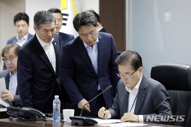 [서울=뉴시스]국가안전보장회의(NSC) 상임위원회의를 주재하고 있는 정의용 국가안보실장의 과거 모습. (사진=뉴시스DB). 2019.08.02.