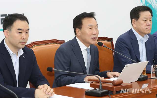 【서울=뉴시스】이종철 기자 = 2일 서울 여의도 국회에서 열린 바른미래당 최고위원회의 및 확대간부회의에서 손학규 대표가 모두발언을 하고 있다. 2019.08.02. jc4321@newsis.com