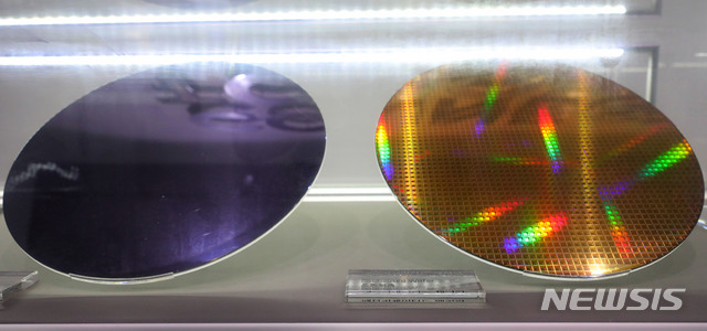 【서울=뉴시스】배훈식 기자 = 일본 정부가 수출절차 간소화 혜택을 인정하는 화이트 리스트 명단에서 한국을 제외하는 수출무역관리령 개정안을 의결한 2일 오전 서울 서초구 삼성딜라이트 전시관에 반도체 웨이퍼가 전시돼 있다. 일본의 이번 조치로 반도체 메모리 시장 1위를 달리고 있는 삼성전자의 생산에 차질이 생길 전망이다. 2019.08.02.&nbsp; dahora83@newsis.com