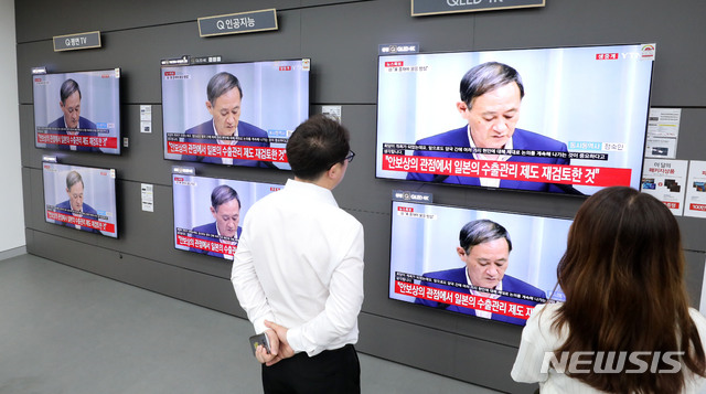 【서울=뉴시스】박주성 기자 = 일본 정부가 아베 신조 총리 주재로 각의(국무회의)를 열어 한국을 수출절차 간소화 혜택을 인정하는 백색국가'(화이트 리스트) 명단에서 제외하는 수출무역관리령 개정안을 의결한 가운데 2일 오전 서울 용산구 전자랜드에서 시민들이 일본의 화이트 리스트 제외 관련 방송을 시청하고 있다. 2019.08.02.&nbsp; park7691@newsis.com